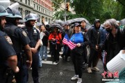 营口美国多地举行“没有国王”抗议活动